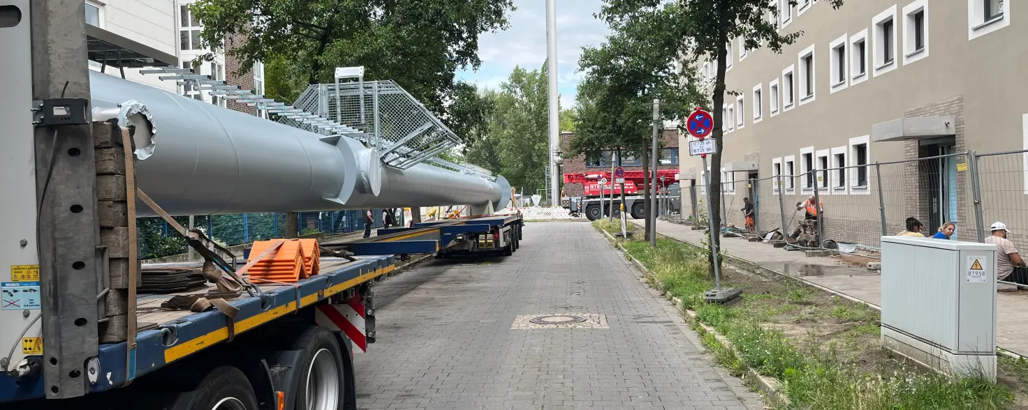 Ein neuer Schornstein wird zum Quartier Maselake transportiert