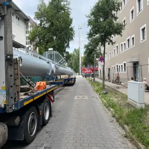 Quartier Maselake in Berlin-Spandau. Ein Schwertransporter liefert einen Schornstein für die erweiterte Energiezentrale des Stadtquartiers an.