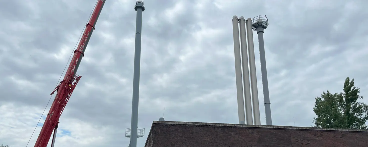 Der neue Schornstein wird auf die Energiezentrale im Quartier Maselake gesetzt