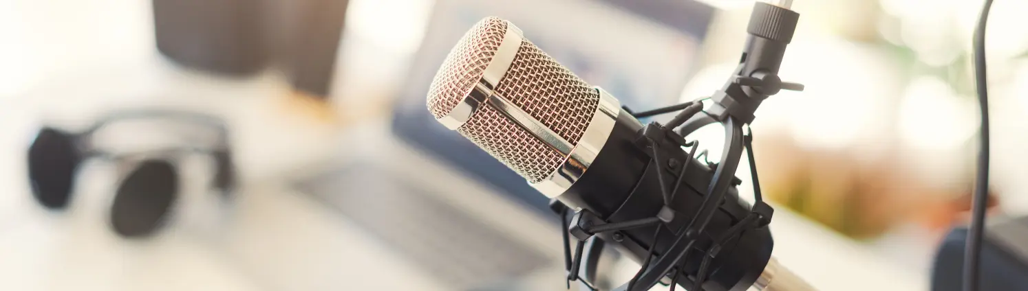 Ein Mikrofon für Podcast-Aufnahmen ist in Nahaufnahme zu sehen