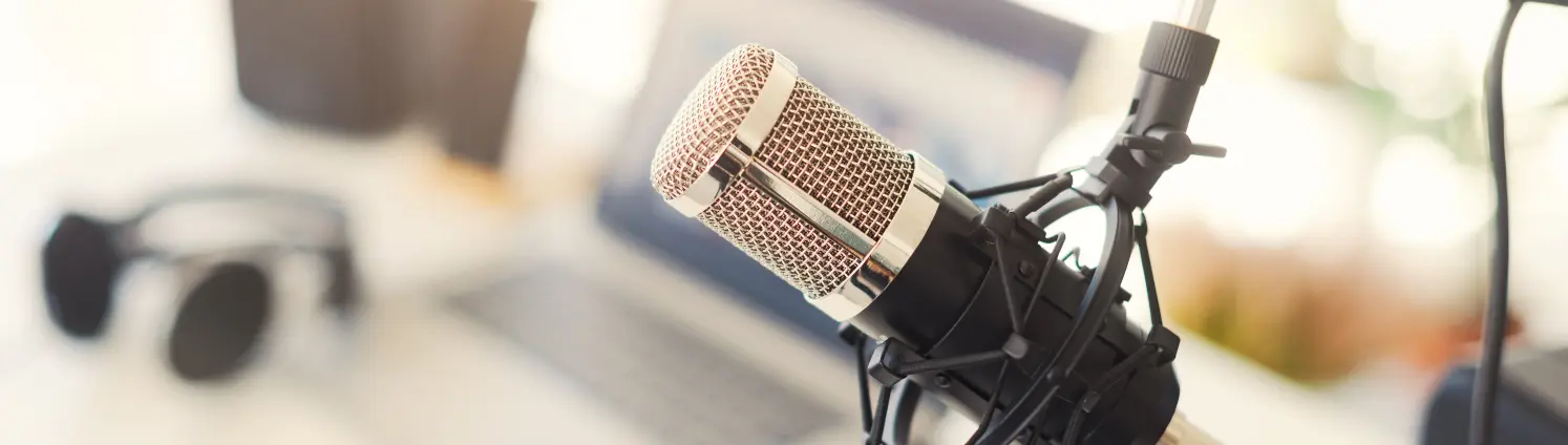 Ein Mikrofon für Podcast-Aufnahmen ist in Nahaufnahme zu sehen