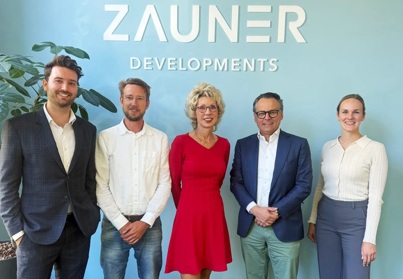 Nils Brandt, Daniel Richter, Heike Zauner, Leif Cropp, Marissa Wolter bei der Unterzeichnung des Wärmeliefervertrages.