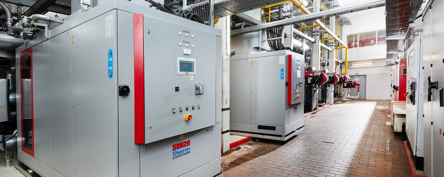 Energiezentrale mit zwei BHKW (links) und Gasbrennwertkesseln (rechts)