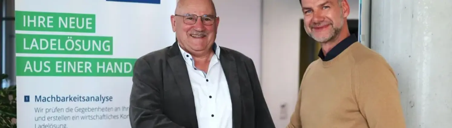 Vertreter von GASAG Solution Plus und Grid & Co. besiegeln ihre neue Partnerschaft zum Ausbau der Ladeinfrastruktur mit einem Händedruck.