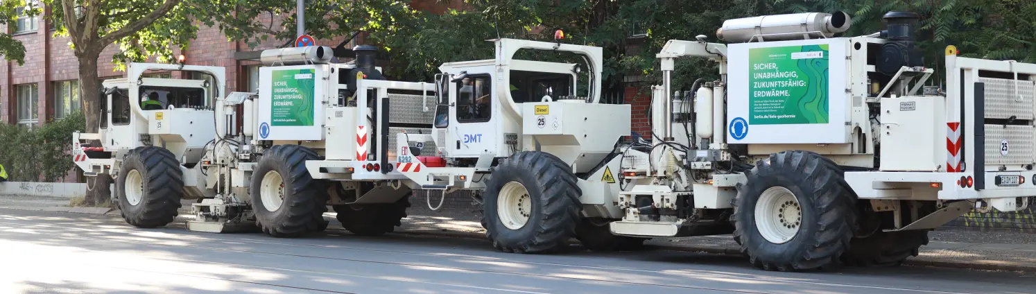 Zwei Vibro-Trucks fahren durch Berlin, um Potenziale für Geothermie zu entdecken