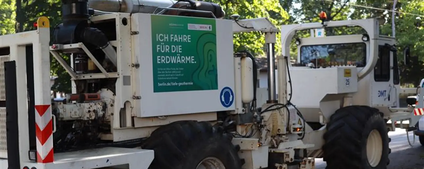 Ein Vibro-Truck fährt für eine Pilotseismik über eine Berliner Straße