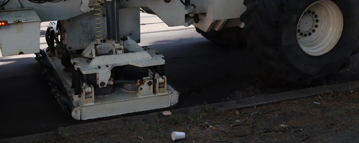 Die Rüttelplatte an einem Vibro-Truck zum Aussenden von Schwingungen in den Boden