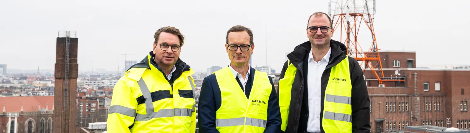 Drei Männer beim Start der Wärmelieferung im Pallasseum