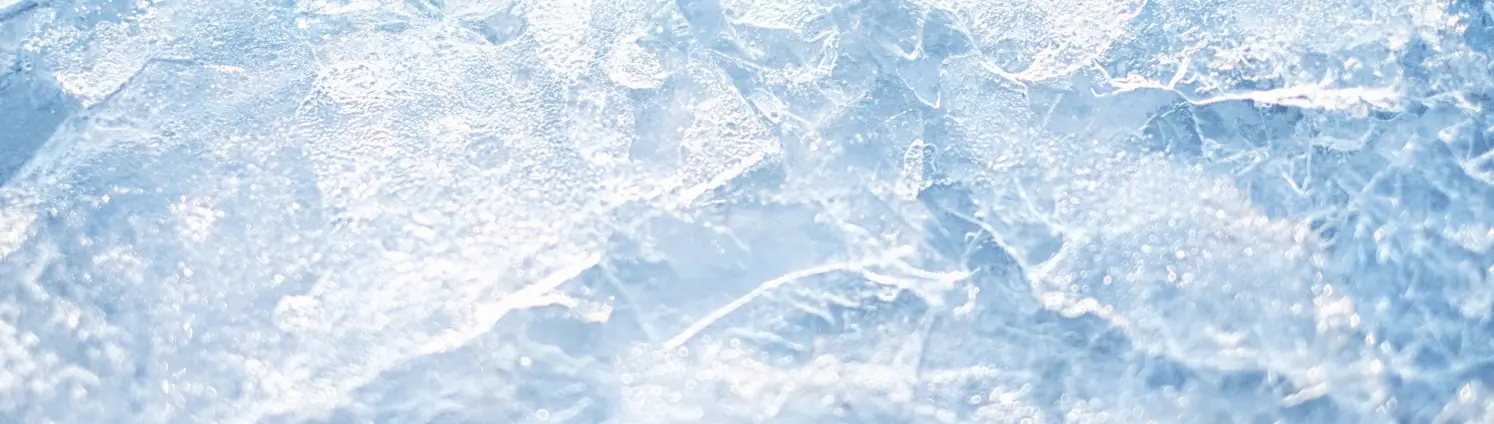 Eine blaue Eisschicht mit Kristallstruktur