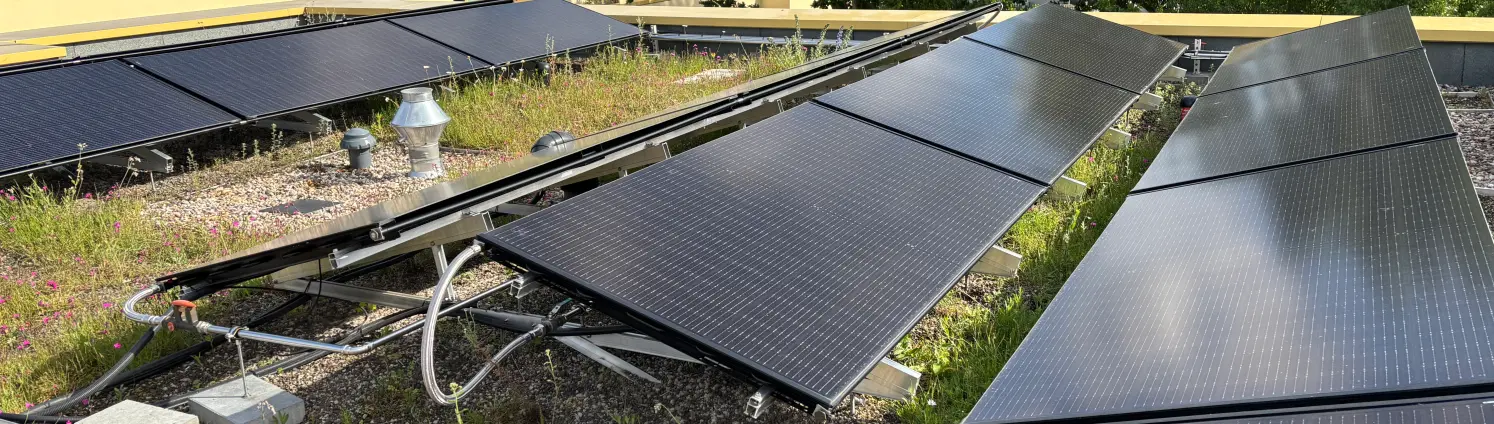 PVT-Anlagen-Module auf einem Dach