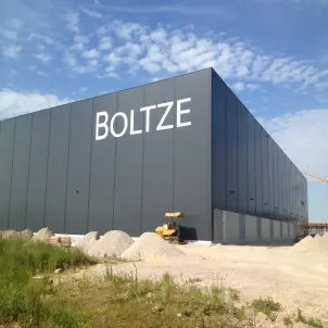 Große Lager- und Logistikhalle mit dem Schriftzug ‚BOLTZE‘ an der Fassade.