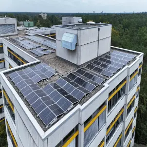 Evangelisches Waldkrankenhaus Berlin-Spandau: Photovoltaik-Anlage auf dem Flachdach eines mehrstöckigen Gebäudes, umgeben von Waldgebiet.
