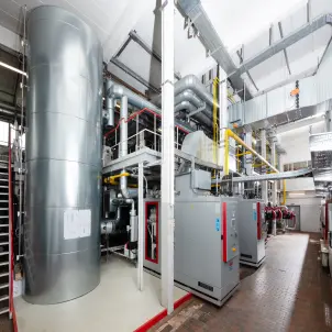 Evangelisches Waldkrankenhaus Berlin-Spandau: Moderne Energiezentrale mit zwei Blockheizkraftwerken und Schnelldampferzeugern.