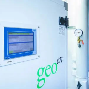 Geothermie-Steuerungsanlage von Geo-En mit digitalem Bedienpanel und Manometer zur Überwachung der Wärmeversorgung.