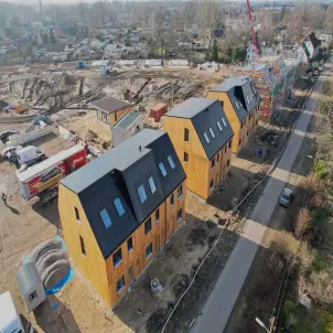 Luftansicht: Die ersten Reihenhäuser des Projekts Kokoni One in Berlin-Pankow im Bau.