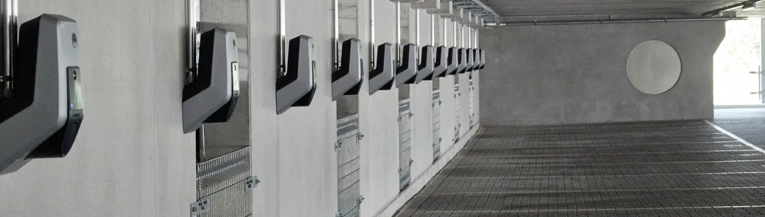 Mehrere Wallboxen hängen an der Wand in einer Tiefgarage