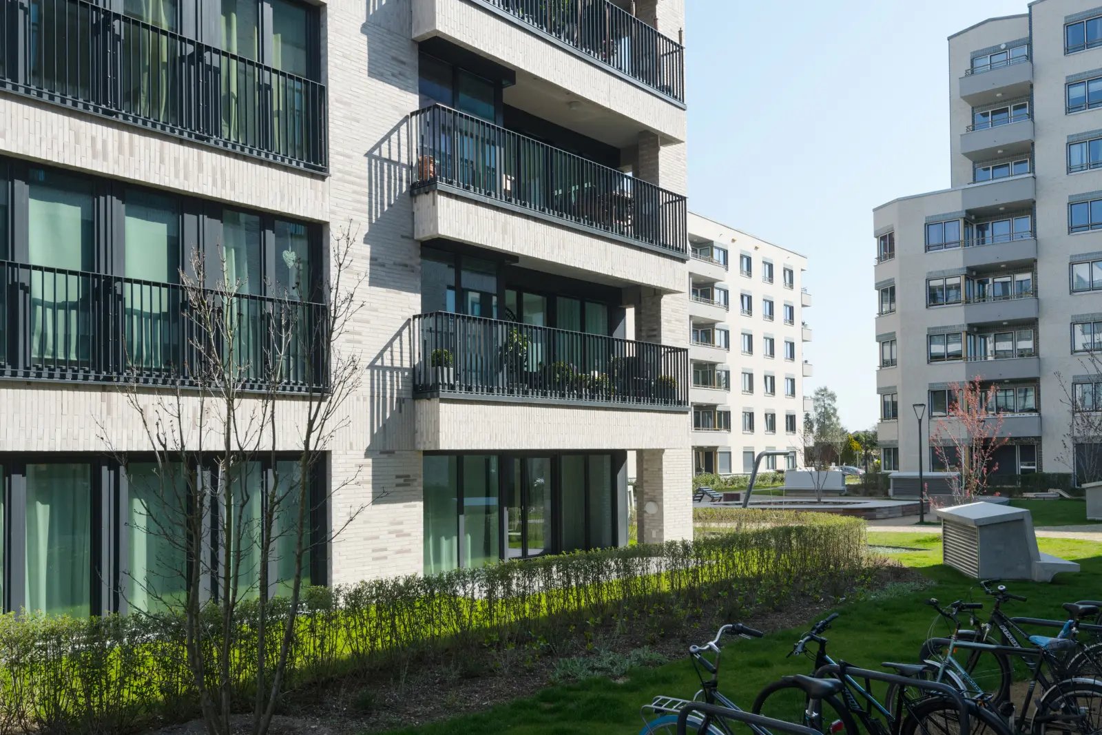 Vier gestaffelte Wohnblöcke im Maximilians Quartier in Berlin-Schmargendorf. Bild mit KI erstellt.