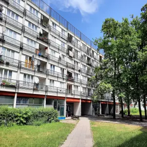 Pallasseum in Berlin-Schöneberg: Mehrgeschossiges Wohngebäude mit durchgehenden Balkonen, Satellitenschüsseln und Grünflächen. Bild mit KI erstellt.