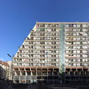 Pallasseum: Seitenansicht des denkmalgeschützten Wohnkomplexes an der Pallasstraße in Berlin-Schöneberg.