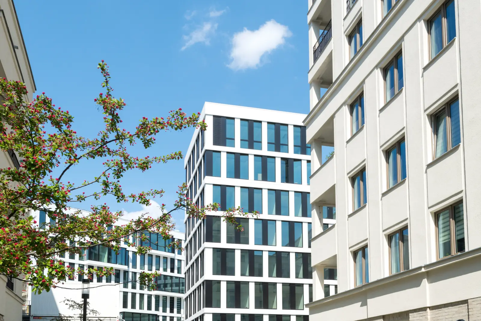 Plaza des recycelbaren Bürogebäudes Pulse in Berlin-Kreuzberg. Bild mit KI erstellt.