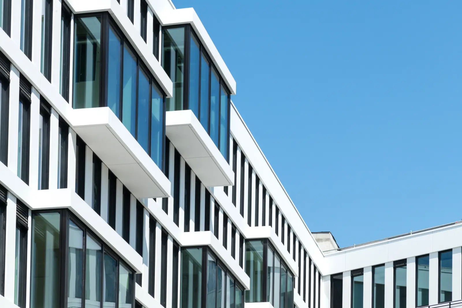 Fassadendetail des nachhaltigen Bürogebäudes Pulse in Berlin-Kreuzberg. Bild mit KI erstellt.
