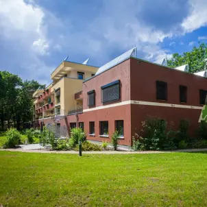 Wohn- und Bürogebäude Sonnenhaus in Strausberg. Ansicht vom Garten. Bild mit KI erstellt.
