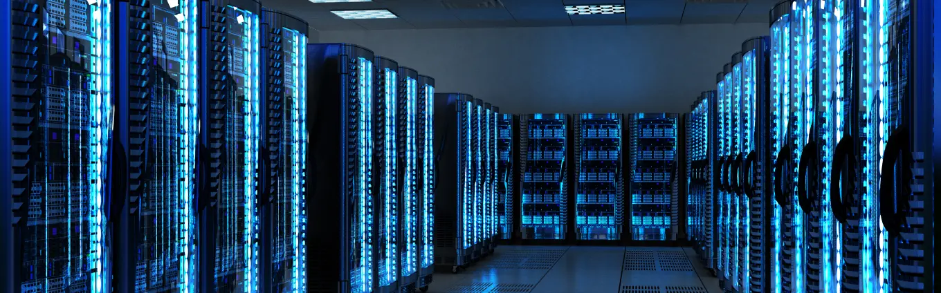 Ein Rechenzentrum mit blau leuchtenden Serverschränken entlang eines Gangs