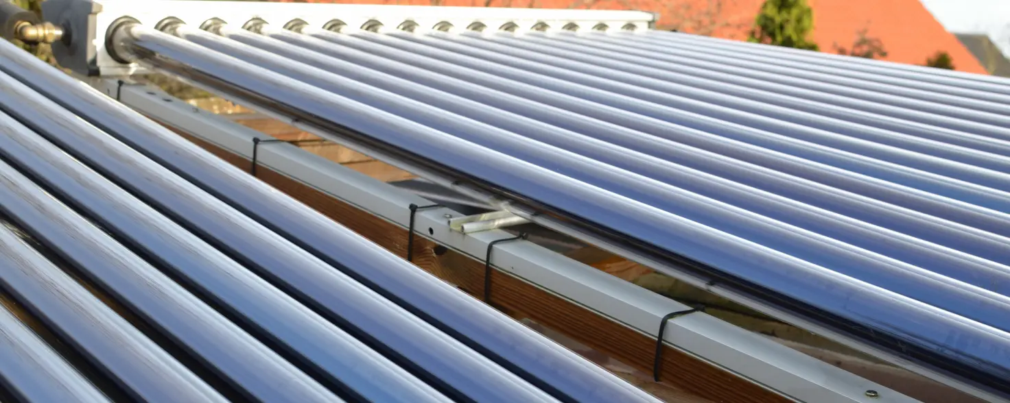 Eine Solarthermie-Anlage auf einem Dach in Nahaufnahme